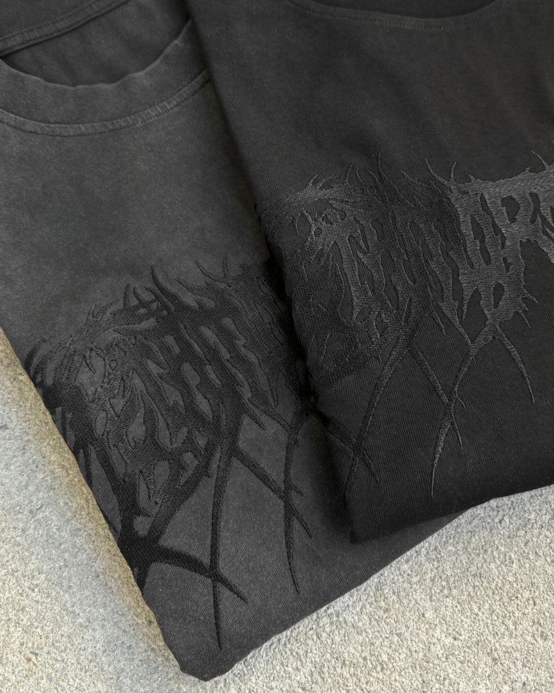 EMBROIDERED METAL LOGO TEE IN VINTAGE BLACK