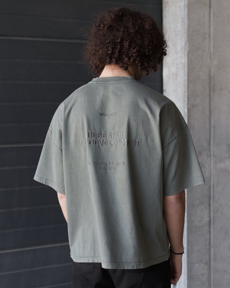 EMBROIDERED TEE IN VINTAGE OLIVE