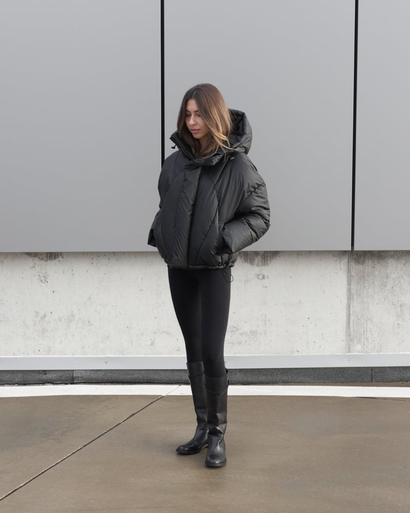 HOODED PUFFER JACKET IN JET BLACK