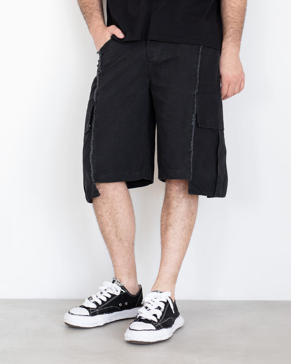 CARGO SHORTS IN OFF BLACK